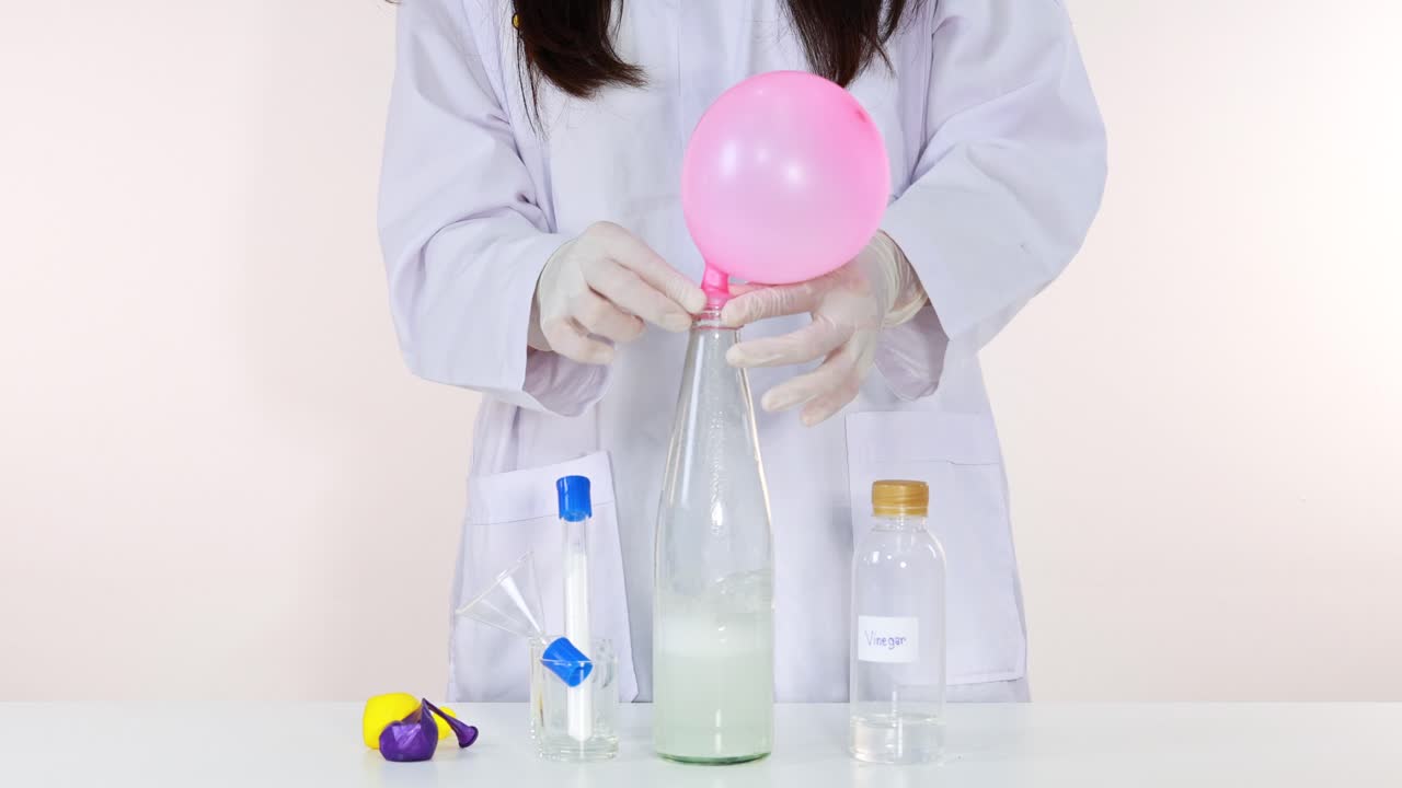 화학 반응을 사용하여 풍선을 부풀리는 것