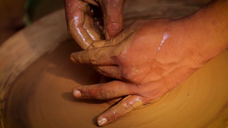 el alfarero en el trabajo hace platos de cerámica. india, rajasthan.