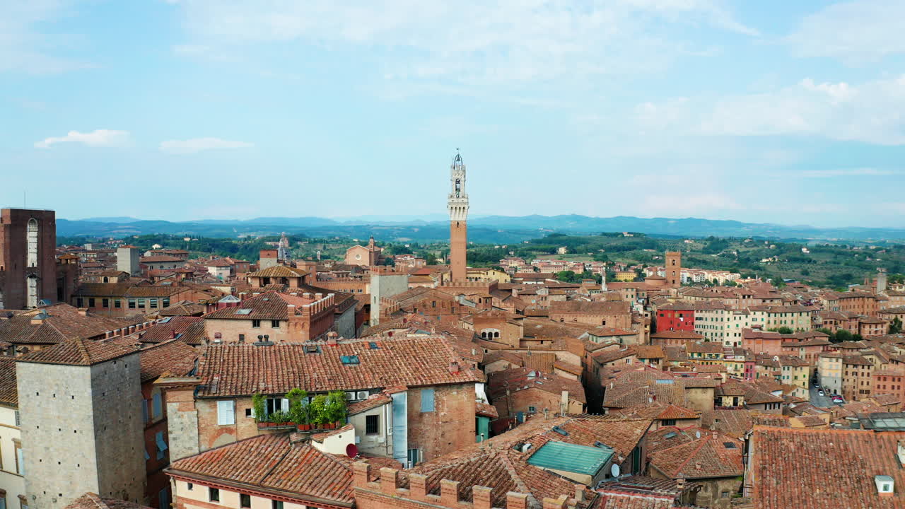 vista de pájaro de los tejados de siena, toscana en italia
