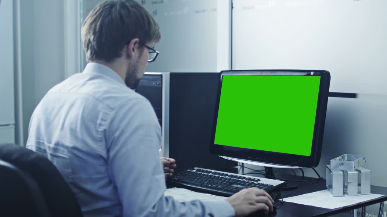 el ingeniero está trabajando en la computadora. pantalla con pantalla verde. genial para el uso de maquetas.