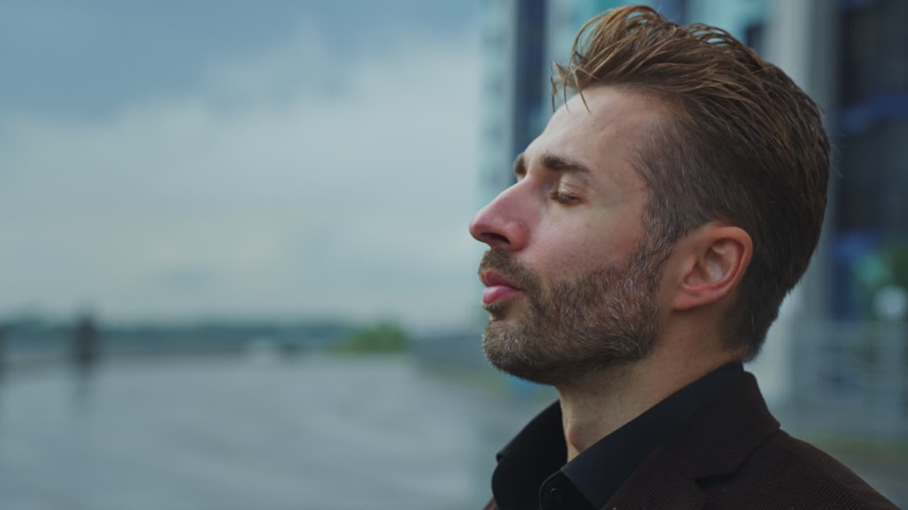 hombre bajo la lluvia