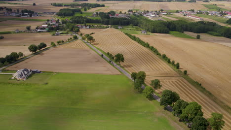 vista aérea del paisaje rural con casas de campo