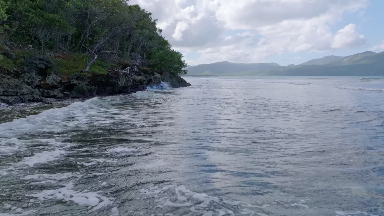 드론은 도미니카 공화국의 사마나 반도의 라 플레이타 해변 (las galeras) 의 해수면 위에서 낮은 고도에서 날고 있습니다.