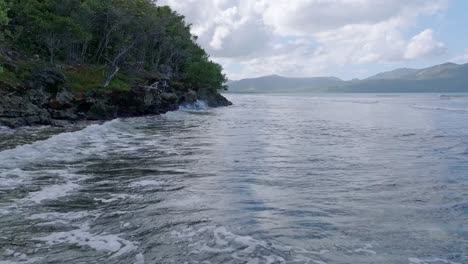 Drohne-Fliegt-In-Geringer-Höhe-über-Dem-Meer-Am-Strand-La-Playita,-Las-Galeras-Auf-Der-Halbinsel-Samana,-Dominikanische-Republik