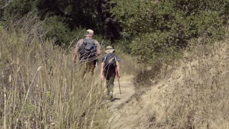 Un-Padre-Y-Su-Hijo-Unen-Su-Amistad-Y-Relación-Mientras-Caminan-Por-Un-Sendero-Salvaje-Costa-Gaviota-California-1