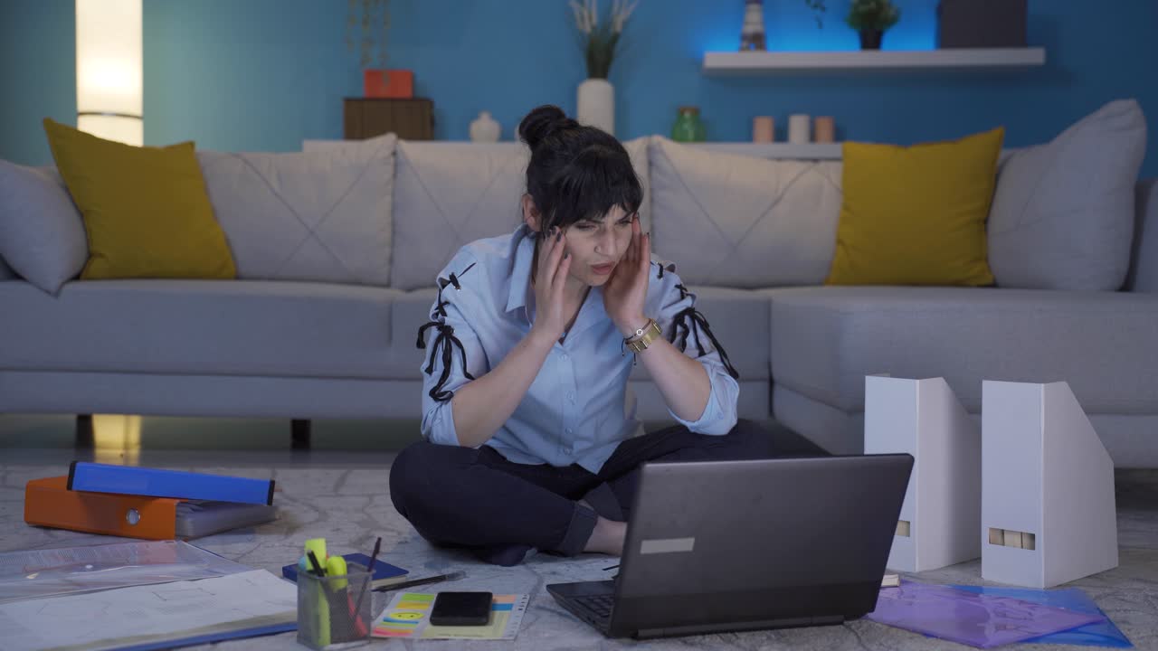 mujer trabajadora de oficina en el hogar fallando.