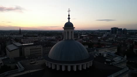 Erzkathedrale-Von-Christus-Dem-König-In-Der-Abenddämmerung-Mit-Stadtbild-Rundherum