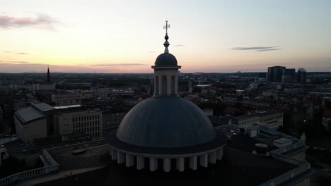la arquecatedral de cristo el rey durante el anochecer con el paisaje de la ciudad a su alrededor