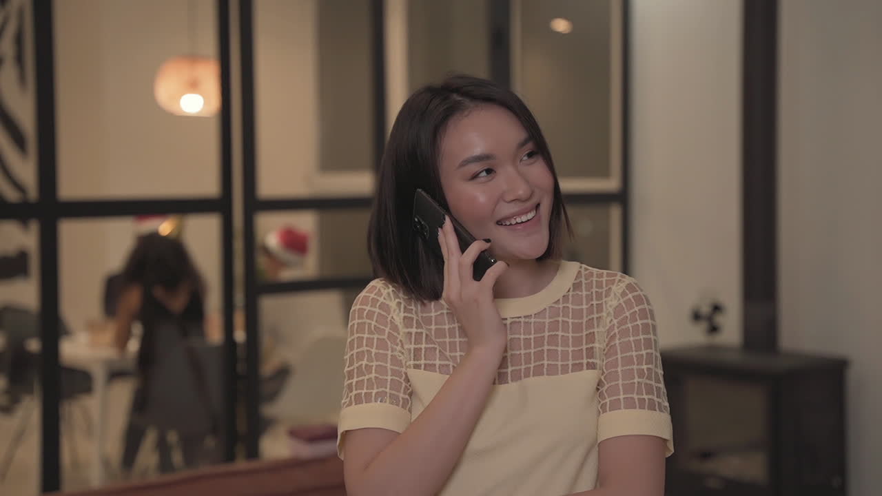 새해 전야 파티에서 전화 통화하는 예쁜 여자