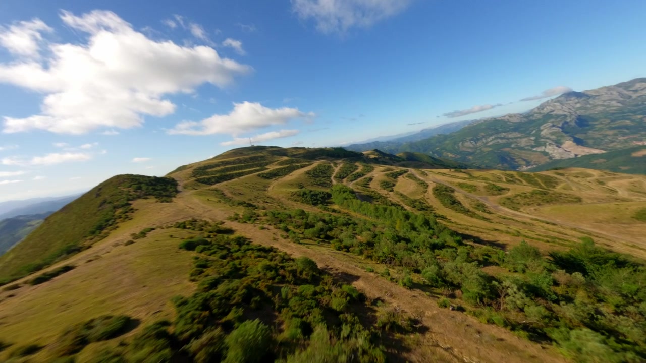 Rekaman drone FPV wilayah Asturias di Coto Bello Aller dengan pemandangan alam yang indah di area pertambangan terbuka tua