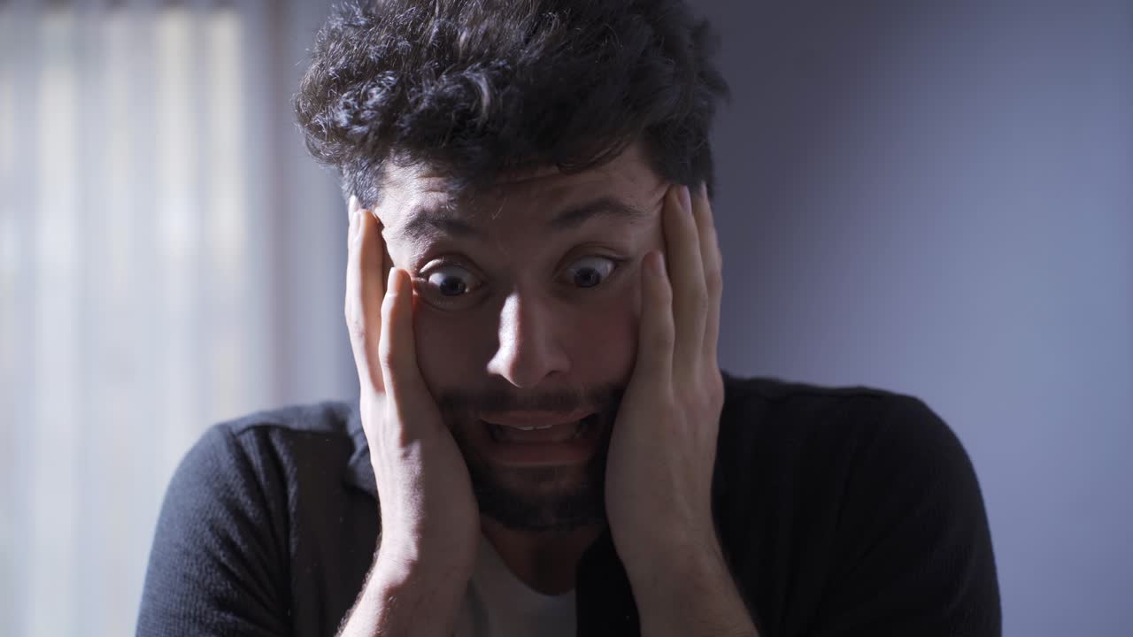 un hombre esquizofrénico alucinando en su casa.