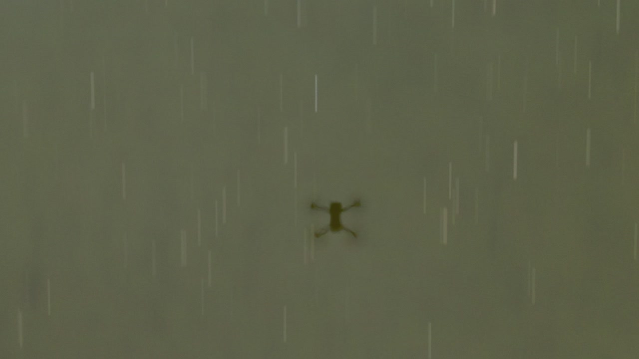 호수 위를 날고 있는 드론의 잔상