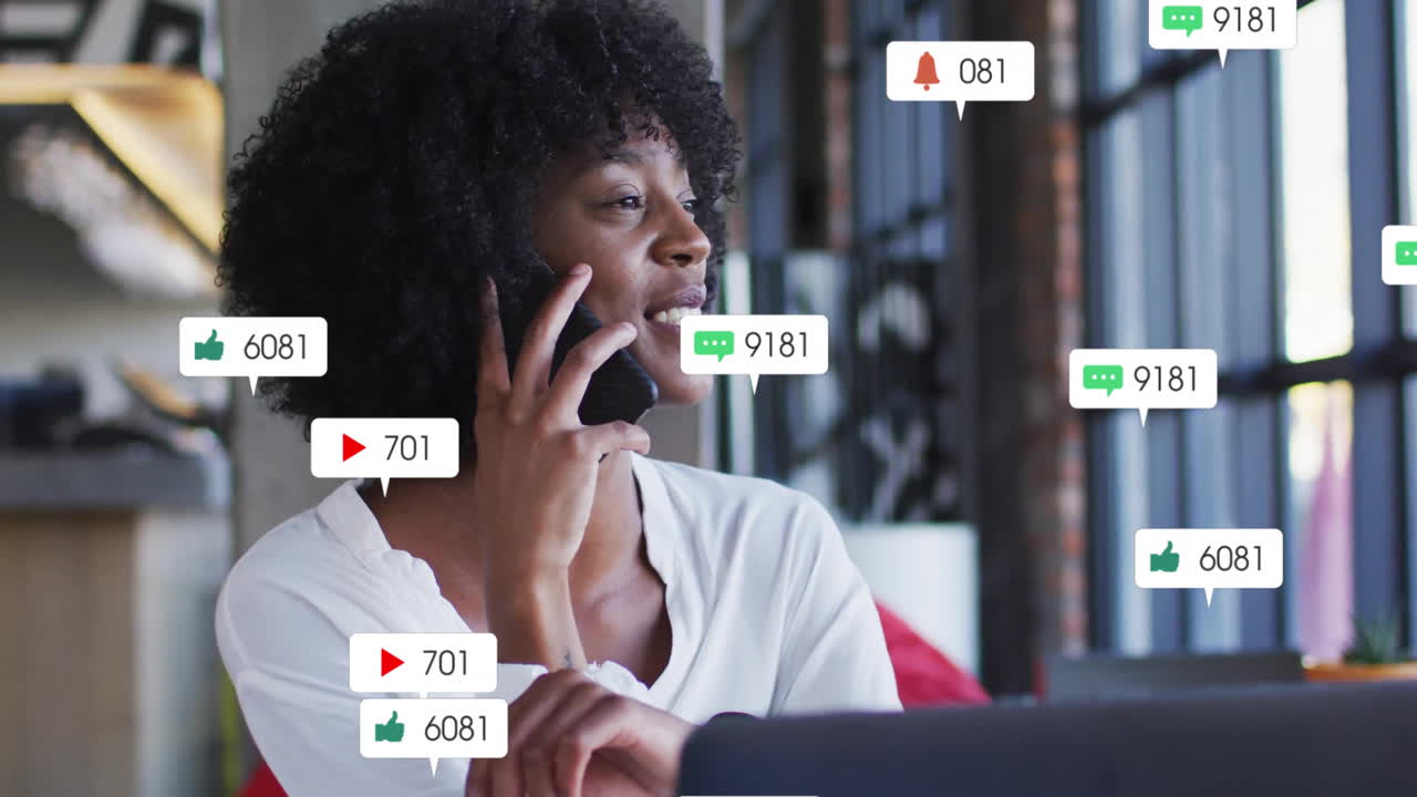 Kvinde taler i telefon, med notifikationer fra sociale medier overlejret over scenen i animation.