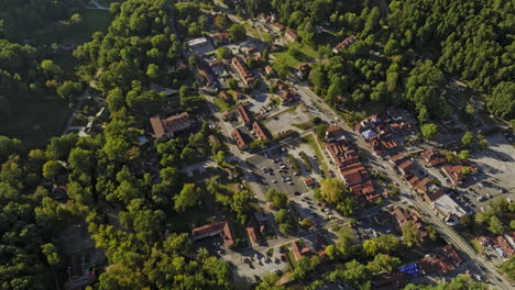 Helen-Georgia-Aérea-V1-Vista-Aérea-Cinematográfica-Con-Drones-Sobrevolando-Una-Encantadora-Ciudad-De-Montaña,-La-Inclinación-Hacia-Arriba-Revela-Un-Hermoso-Paisaje-Montañoso-Y-Exuberantes-Bosques-Verdes---Filmado-Con-Mavic-3-Cine---Octubre-De-2022