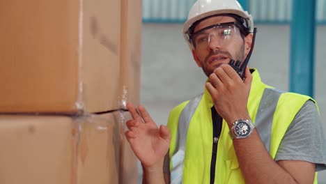 trabajador de carga profesional habla por radio portátil para comunicarse con otro trabajador
