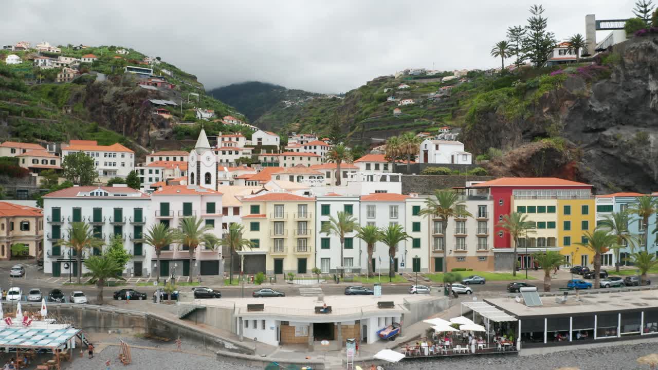 Vista aérea da charmosa e idílica cidade de Ponta do Sol na costa da Madeira