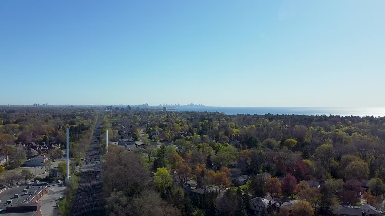 vista aérea de las vías del tren que atraviesan un barrio de mississauga cerca del lago ontario.