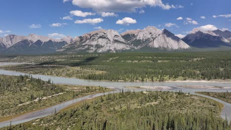 vista de avión no tripulado del río saskatchewan del norte mientras atraviesa la reserva ecológica de las llanuras de kootenay en las montañas rocosas de alberta, canadá