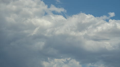 cloudscape dinámico y dramático se presenta en este lapso de tiempo del cielo