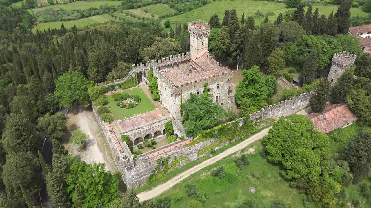 el castillo de vincigliata es una histórica fortaleza medieval ubicada en la toscana.