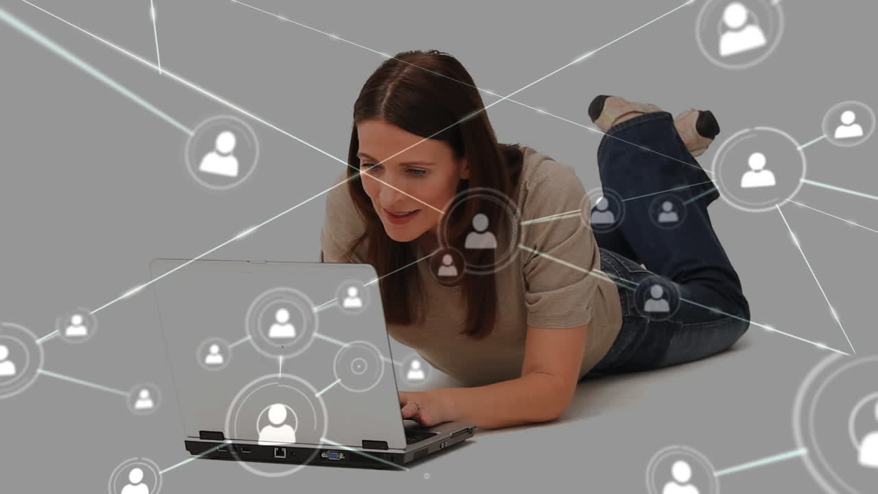 animación de la red de conexiones a través de una estudiante usando una computadora portátil desde casa