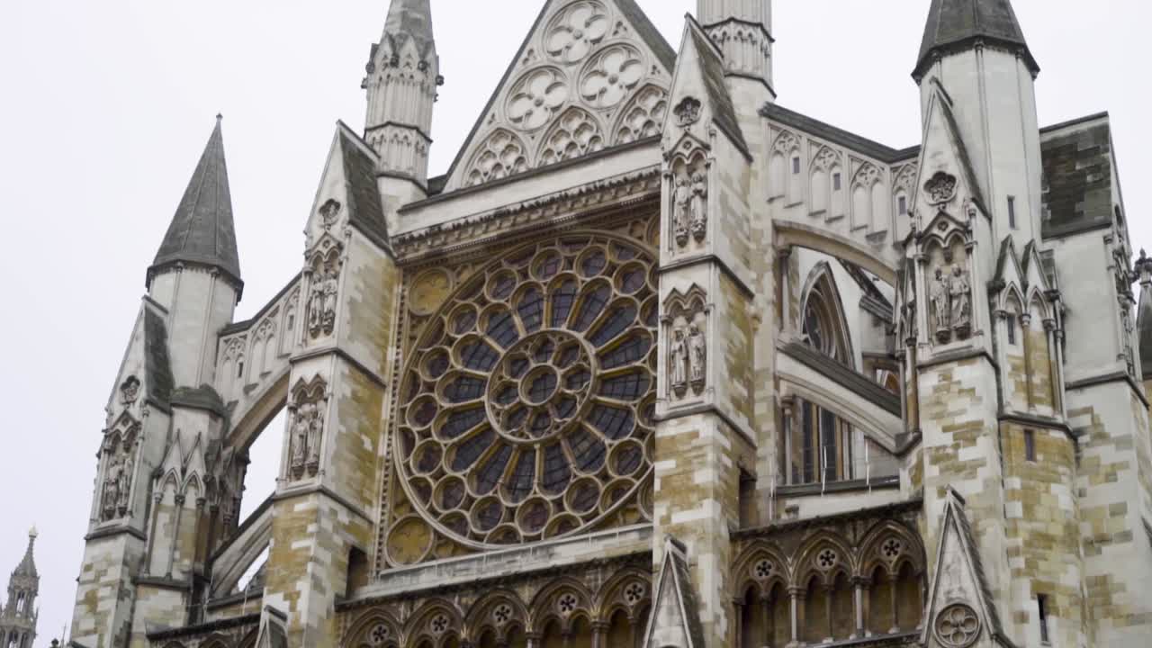 역사적 인 교회 정면 의 근접적 인 모습