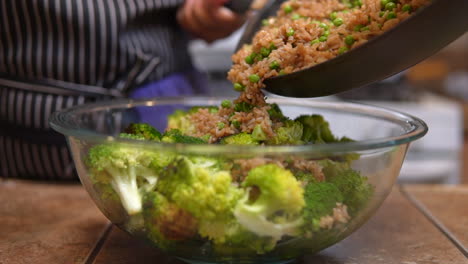 agregando arroz frito para saltear el brócoli para una comida deliciosa - cámara lenta