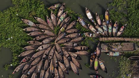 Die-Luftaufnahme-Führt-Zu-Einer-Reihe-Traditioneller-Ghat-Holzboote-–-Bangladesch