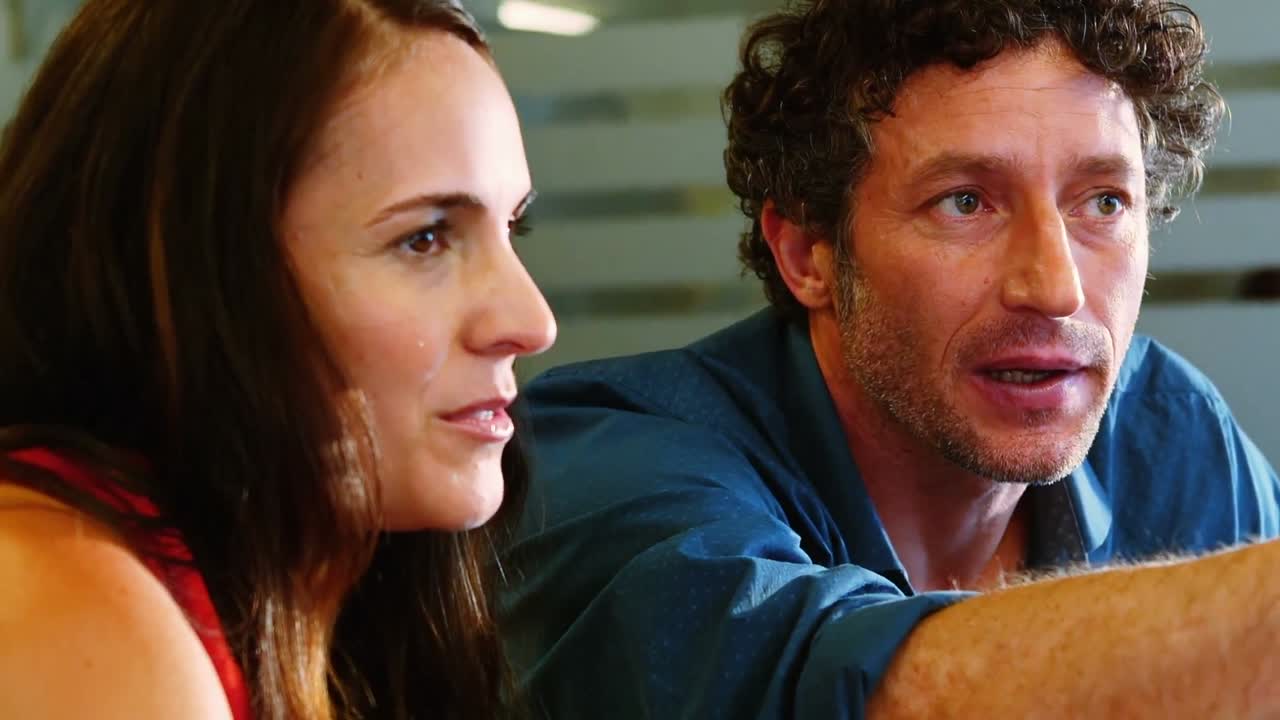 남성과 여성 그래픽 디자이너들이 서로 상호 작용하고 있습니다.