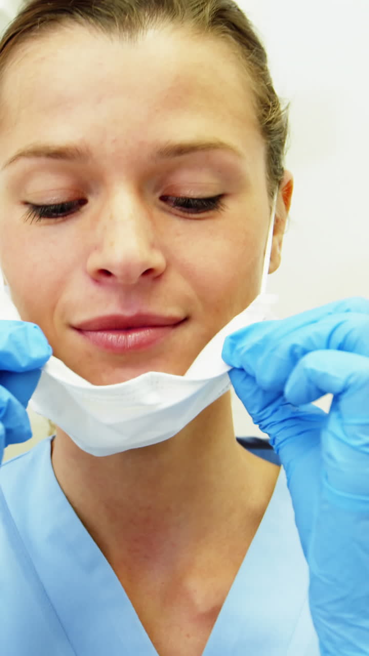 asistente dental con máscara quirúrgica
