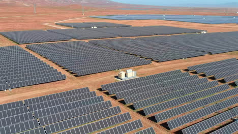 vista aérea de la granja de paneles solares en el desierto con el sol brillando brillantemente en los paneles