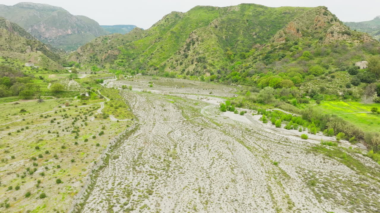 Vista aerea di un fiume in secca a causa della siccità in Italia