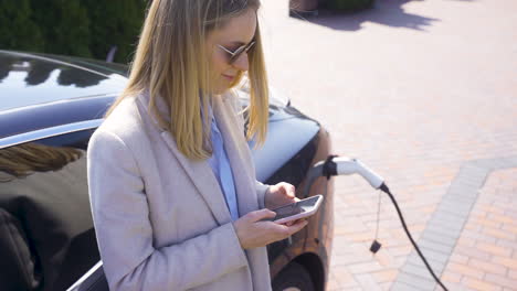 joven rubia al aire libre