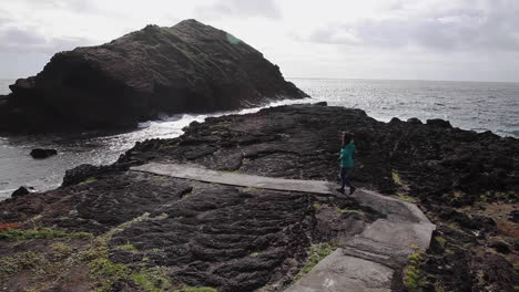 Mujer-Valiente-Solitaria-Explorando-Lugares-De-Viaje-Isla-Azores-Portugal