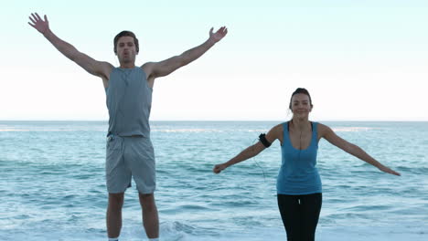 Freunde-Trainieren-Am-Strand