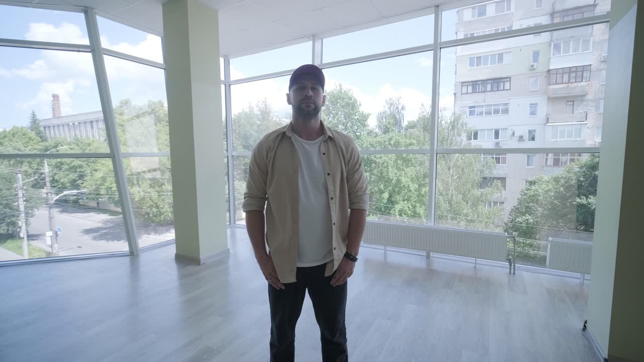 joven elegante bailando break dance y coreografía. rendimiento, movimiento, estilo y concepto de moda