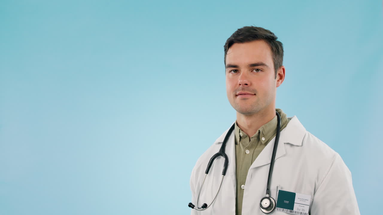 Arzt präsentiert Tablet vor Greenscreen