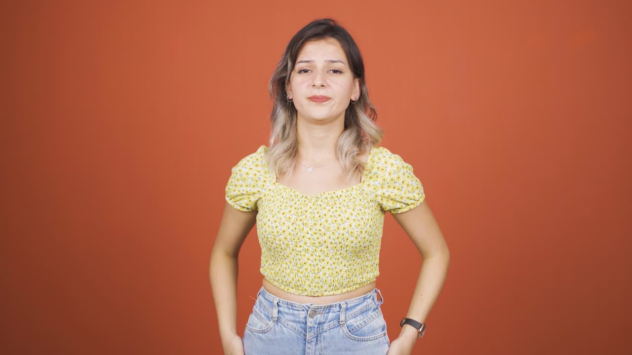 피곤해 보이는 젊은 여성.