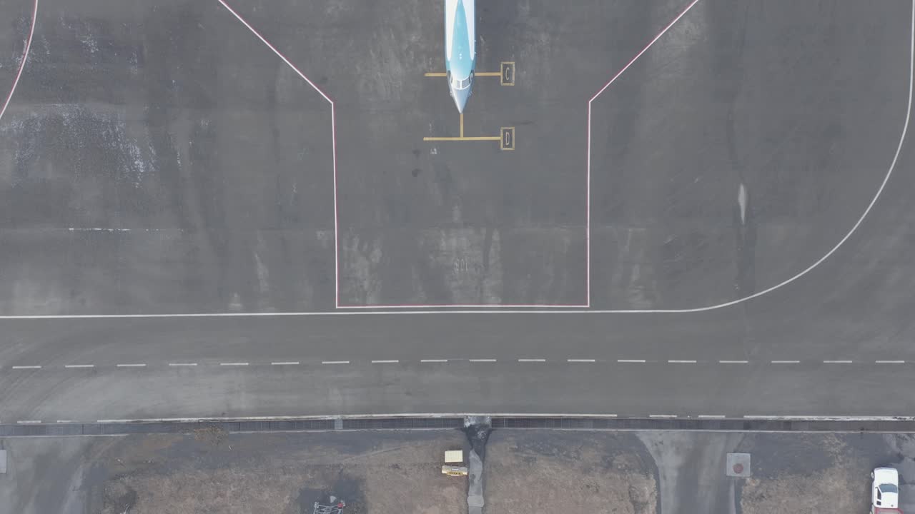 공항의 콘크리트 활주로에 주차된 고급 비즈니스 비행기, 하향식 공중