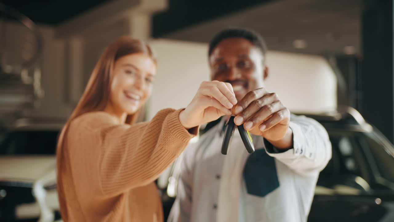cliente feliz recibiendo las llaves del coche