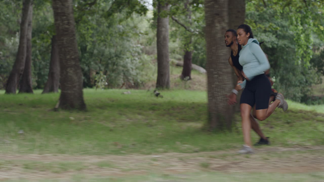 pareja en forma corriendo rápido al aire libre en un bosque