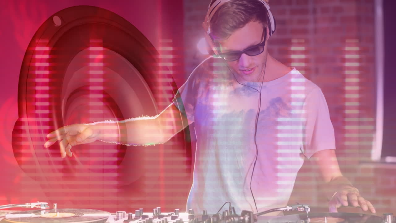dj mezclando música sobre ondas de sonido animadas y gráficos de altavoces