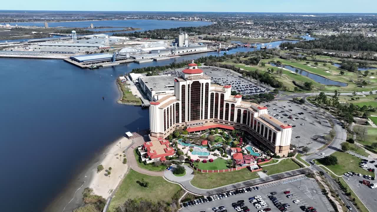 Ilmakuva kasinohotellista Lake Charlesissa, Louisianassa, aurinkoisena päivänä