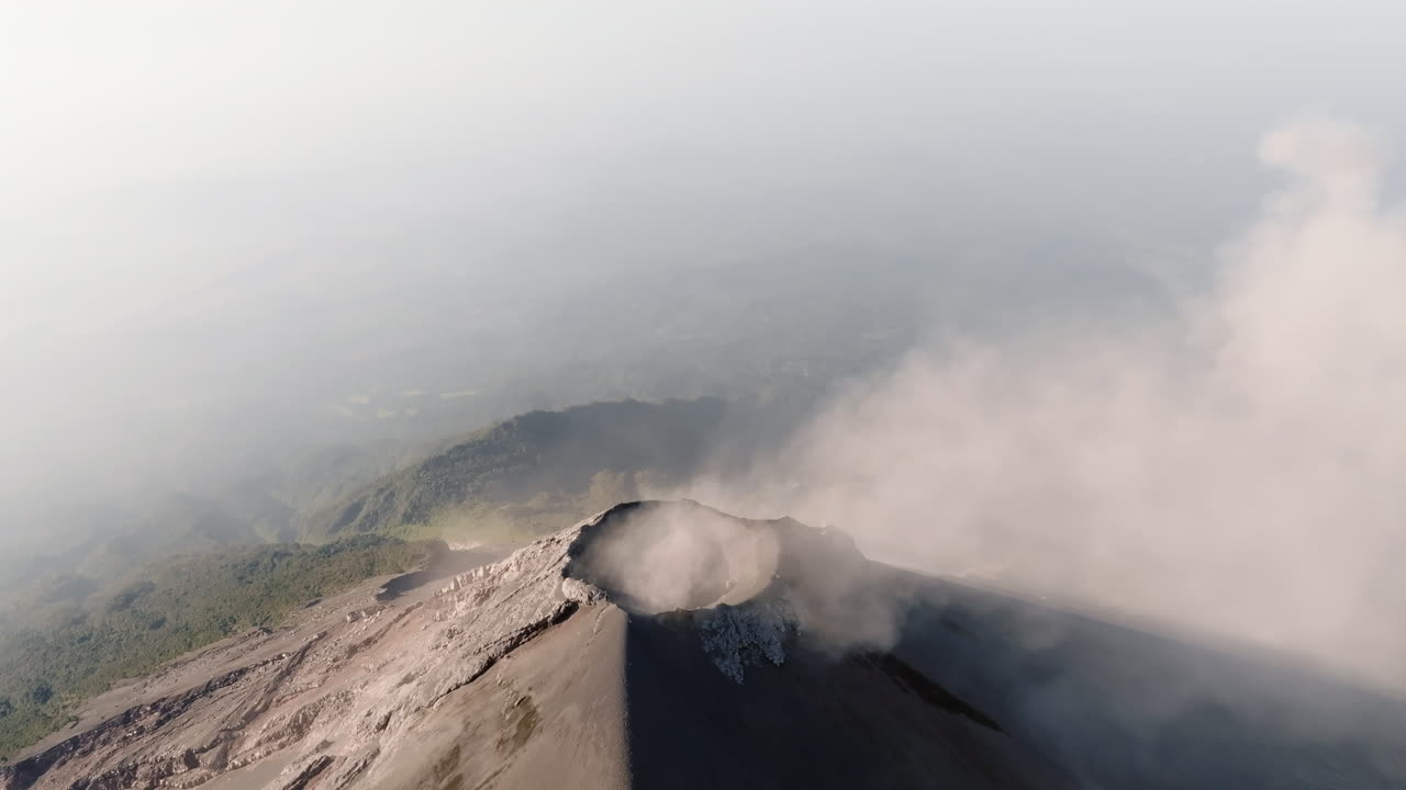 aerial: órbita lenta del cráter activo del volcán fuego en guatemala