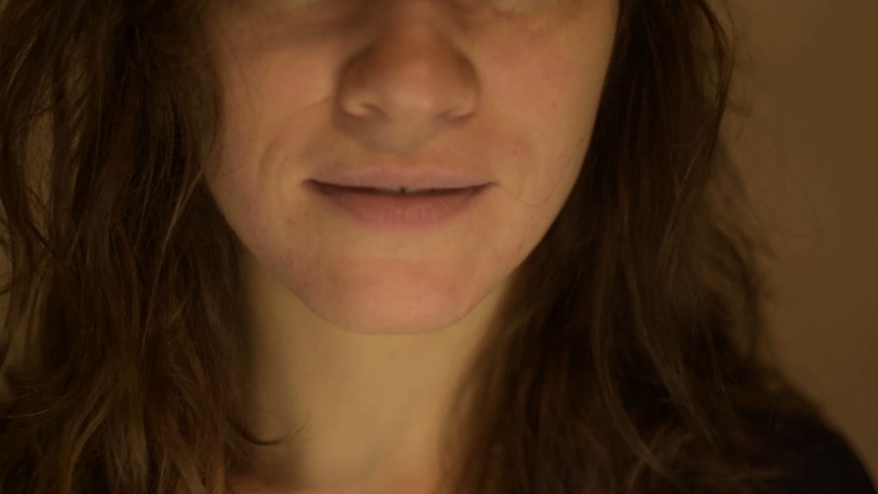 chica manda besos y sonrisas