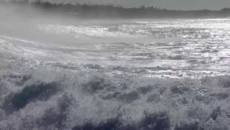 Olas-Azules-Llegan-A-La-Costa-De-Hawaii