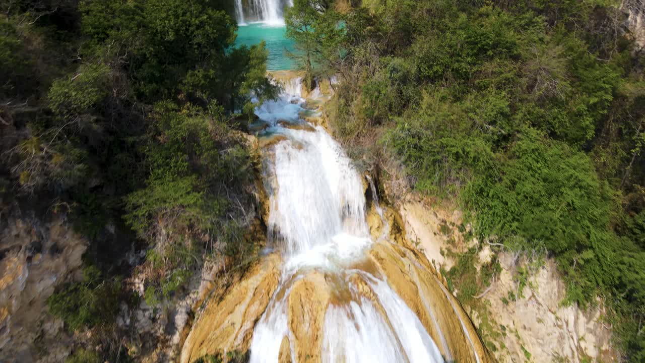 Veduta aerea 4K su una cascata in un canyon della foresta pluviale tropicale del Messico.