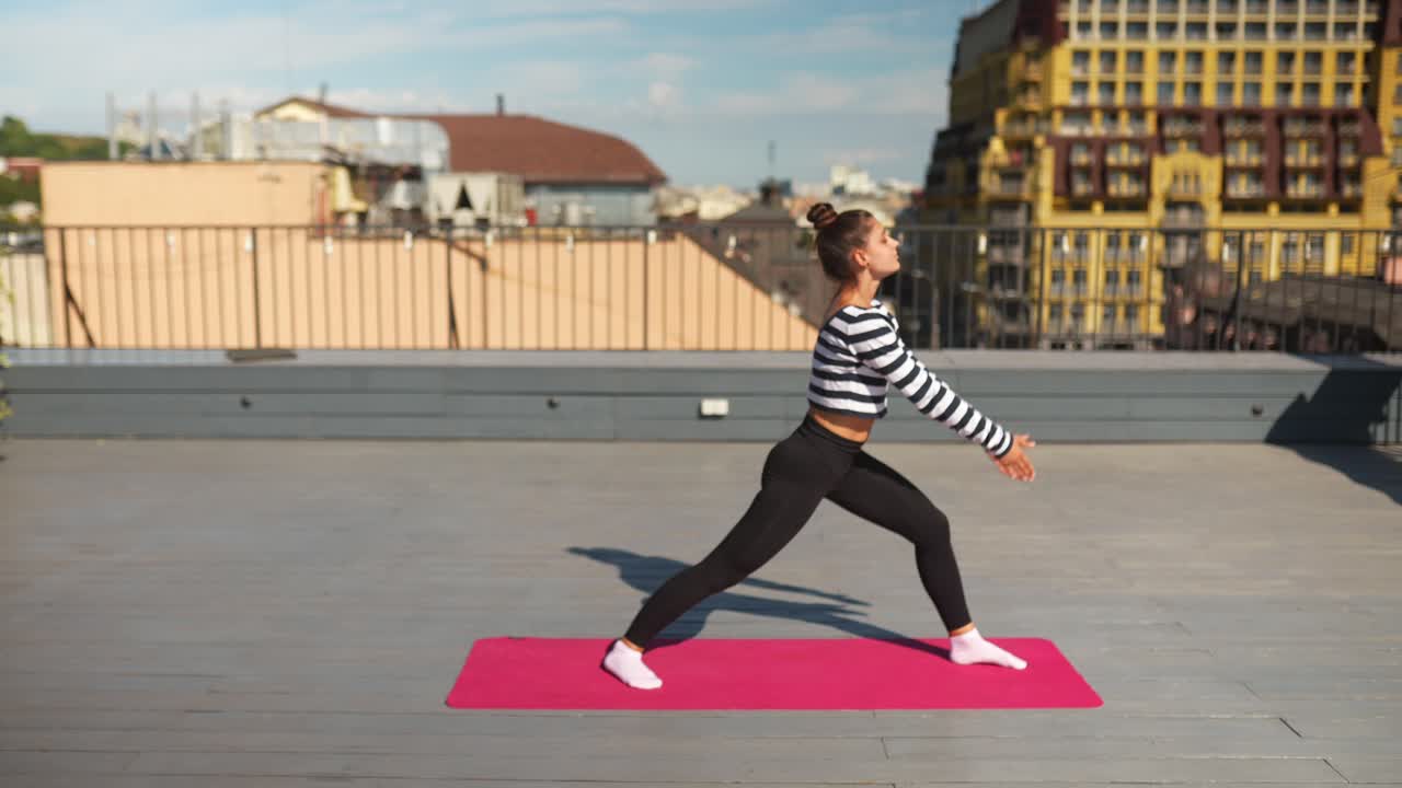 mujer estirándose en el techo
