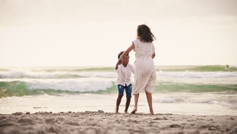 Playa,-Amor-Y-Madre-Abrazan-A-Niño-En-El-Océano