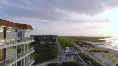 Drohnenaufnahme-Vom-Hotel-Und-Strand